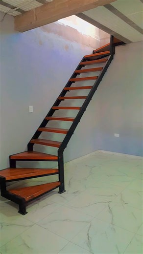 Escalera de 80cm de ancho por 3.10metros de alto. Estructura de hierro reforzado y escalones de ma #fabricantes #escaleras #amedidas #personalizada #unicas | TOSCO Diseños