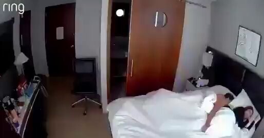 悲報：男が親友と妻がベッド寝ている最中に、入ってきてしまう...😂住人：おい！なんだよこれ？ここで何してんだよ？お前、ここで何してんだ？妻：どうやって入ったの？友人：入れてくれたやつが鍵くれたんだよ。住人：どうやって？友人：これお前の荷物だって言ってさ。荷物として通しただけ。住人：何だよそれ。何してんだよ？友人：お前、いつでも来ていいって言ったじゃん。住人：いや、本当にいつでもって意味じゃねえよ。友人：そんなの聞いてないし。ただそのまま受け取っただけだよ。住人：もう何て言えばいいんだ…。友人：悪かったよ。とりあえず寝てていいよ。住人：迷惑かけてないと思ってるのか？こっちは寝ようとしてるんだよ。妻：寝てたのよ...てか、お前、俺たちの食べ物食ってるのか？友人：まあ、置いてあったし。チーズ取ってくれ。住人：どれだよ？友人：白いやつ。😭H/T:Marozik_Jr
