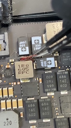 The retina model #MacBook Pro was a great #laptop , but it suffered from something called staingate. This is when the anti-glare coating delaminated from the screen causing some nasty marks. Thankfully this #tech is easy to fix using nothing but a Clorox Wipe. While I'm in here, I'm also going to upgrade Apple's dated SSD #technology with a new 2TB NVMe, and replace the thermal paste. This 9 year old retina display still looks better than a modern #pc and even some #computer monitors! #techtok