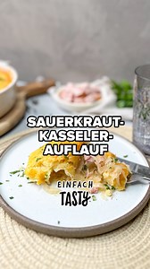 Das Rezept für Sauerkraut-Kasseler Auflauf mit Kloßteig wird im Ofen gebacken und schmeckt nach einem klassischen Herbstgericht, wie von Oma. 🍽️ 💛 👉 https://www.einfach-tasty.de/rezepte/genuss/einfaches-rezept-sauerkraut-kasseler-auflauf-klossteig-oma-hausmannskost-deftig-herbst-kohl-zr-92651324.html | Einfach Tasty