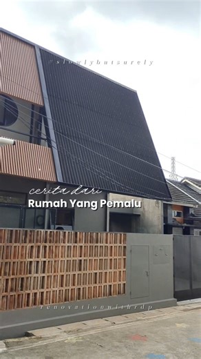 studio.rdp on Instagram: "Rumah Rajawali Bintaro Luas Bang : 186 m2 | Luas Tanah : 150 m2 . . Disebut Rumah pemalu karena tidak mau terlihat mencolok dari luar. Garis desain sederhana dengan penggunaan material yg memiliki warna netral dan alami. . Direncanakan untuk gaya hidup yang lebih ramah lingkungan dengan mengoptimalkan pencahayaan alami melalui skylight dan jendela juga sistem penghawaan pasif cooling di ruang-ruang komunal menggunakan rooster dan ceiling fan. . Halaman samping dipersiap