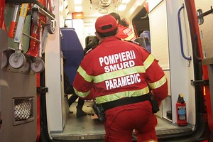 Suceava: Adolescentă în comă, după ce a căzut de la etajul al cincilea al unui bloc