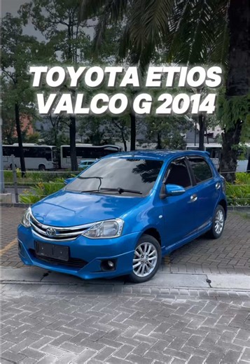 Toyota Etios Valco G 2014 🚗💨 Mobil ini pas banget buat kamu yang mobilitasnya tinggi di perkotaan tapi pengen kendaraan yang perawatannya gampang banget dan mesinnya bandel khas Toyota. Kenapa Etios Valco G ini worth it banget? • Fitur Lengkap (Tipe G): Udah dapet Steering Switch Control buat atur musik tanpa lepas tangan dari setir, tampilan eksterior lebih sporty dengan spoiler, dan interior yang lebih mewah. • KM 140.000: Pemakaian wajar untuk tahunnya, mesin tetap fresh dan tarikan masih e