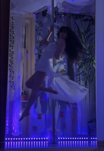 Thank you @❀ dallas fairy ❀ for the flow inspo 😘❤️ Begginer spin pole combo with figure head, tabletop airwalk, scissor sit, bird cage #pole #poledance #poletok #пилон #spinpolecombo