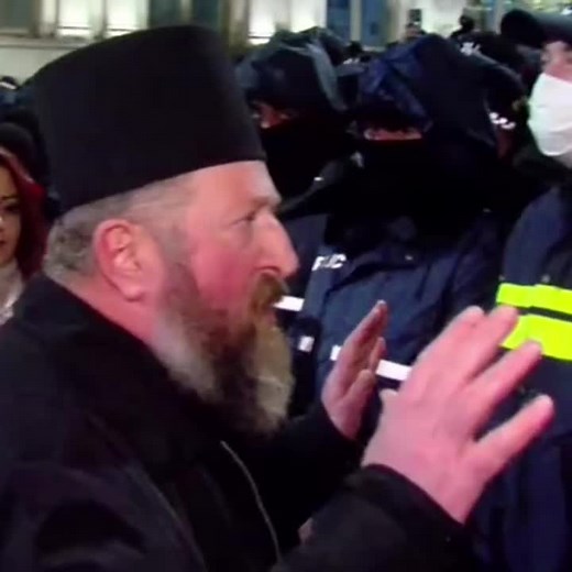 რუსთაველის გამზირზე მიმდინარე საპროტესტო აქციაზე მობილიზებულ სპეცდანიშნულების რაზმებთან სასულიერო პირი მივიდა. მამაომ შინაგან საქმეთა სამინისტროს თანამშრომლებს მოუწოდა, რომ მშვიდობიანი დემონსტრანტების წინააღმდეგ არაპროპორციული ძალა არ გამოიყენონ. “შვილო, მითხარით, ეკლესიაში რომ შეხვალთ, რას ეუბნებით უფალს? გთხოვთ დასდეთ პატივი უფალს, ქრისტიანობას