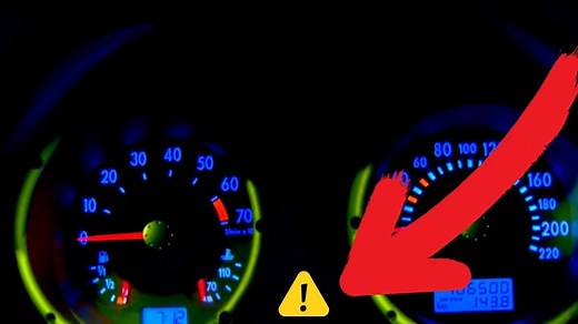 ¿Por qué aparece un triángulo amarillo en tu auto?