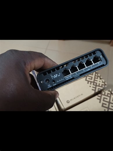 Le MikroTik hAP ax² (nom de code C52iG-5HaxD2HaxD-TC) est un routeur compact et performant exploitant la technologie Wi-Fi 6. Il est conçu pour offrir une connexion stable et rapide, même sous forte charge, dans des environnements domestiques ou de petits bureaux.
