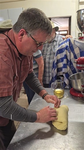 𝗛𝗮𝗻𝗱𝘀 𝗶𝗻 𝘁𝗵𝗲 𝗱𝗼𝘂𝗴𝗵… 𝗔𝗯𝗿𝘂𝘇𝘇𝗼-𝘀𝘁𝘆𝗹𝗲! Here we’re preparing 𝙋𝙞𝙯𝙯𝙖 𝙎𝙘𝙞𝙢𝙖 (𝙎𝙩𝙪𝙥𝙞𝙙 𝙥𝙞𝙯𝙯𝙖), one of Abruzzo’s most rustic and beloved traditional breads. A big thank you to Bill for jumping right in and getting his hands in the dough 😉 And the best part? 𝗬𝗼𝘂 𝗰𝗮𝗻 𝗲𝘅𝗽𝗲𝗿𝗶𝗲𝗻𝗰𝗲 𝘁𝗵𝗶𝘀 𝘆𝗼𝘂𝗿𝘀𝗲𝗹𝗳 𝗱𝘂𝗿𝗶𝗻𝗴 𝗼𝘂𝗿 𝘁𝗼𝘂𝗿𝘀! Learn how to knead it just like the locals do, hear the stories behind this ancient recipe, and enjoy it fresh f