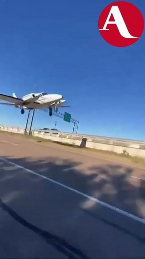 Avioneta aterriza de emergencia y se estrella contra automóviles en Victoria, Texas