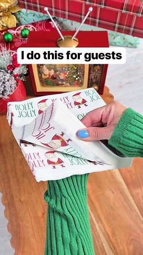 How to fold cute napkin envelopes for holiday treats #napkins #holidayparty #cookies #hosting | Liz & Jeff