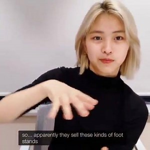 On her Vlive broadcast Ryujin deadass talk about other members pooping(💩) on their dorm wtf this is so funny,🤣 "Chaeryeong saw Lia unnie lift up her legs while pooping" WTF how did Chaeryeong saw that? Is she on the CR too when Lia is pooping?😭🤣💩 | Itzynology