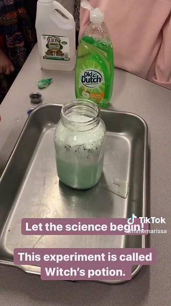 Witch’s potion science experiment uses baking soda, vinegar, and dishsoap to give a fun foamy effect! #Frenchteachers #frenchimmersion #grade2 #canadianteacher #grade3 #kidsscienceexperiments #scienceforkids #bcteachers #iteachfrenchimmersion