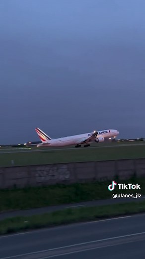 @Air France 🗿🇫🇷 777-300ER New Livery Taking-off runway 24 at Paris Orly Airport [LFPO] Salut la commu ! Vidéo du jour ✨ un immense 777 de chez notre compagnie au drapeau Air France ! 💙 En décollage piste 24 comme d’habitude ! (Spot : 14 Route de Paray - Wissous) 💙✨ #airfrance #planes #passion #pourtoiii #planejlz #fly #plane #aviation #planespotting #avgeek #planes #avion #passion #avgeeksontiktok #avgeeks #pourtoiii #spotting #jlz #takeoff #spotter #abonnetoi #boeing #777 #s
