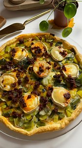 Tarte poireaux chèvre et chorizo 🥧💚 - 1 pâte feuilletée - 2 poireaux - du fromage frais - de la chapelure - du chèvre - du chorizo | Rose en cuisine