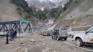 Heavy Land Slide Occur On Mughal Road People Are advice not to travelling Mughal Road | JK News Bite