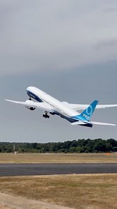 Remembering this Boeing #777X steep climb at Farnborough Airshow. 😍 Video: speedbird_uk (X) | Aeronews