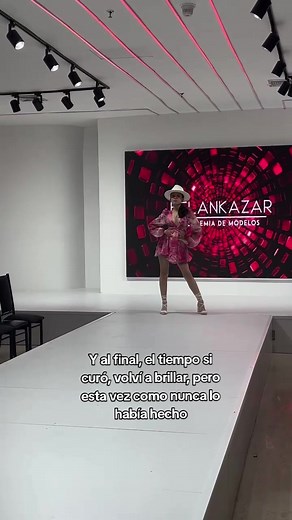 Brillo y Confianza en la Pasarela: Modelo Venezolana en Victoria's Secret