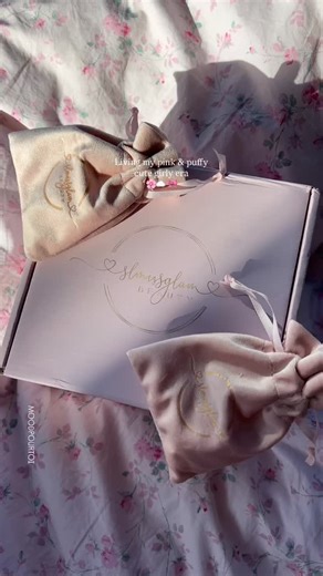 moodpourtoi on Instagram: "My cutest pink, puffy, girly era yet 🎀☁️🌸✨ Unboxing this beautiful gift from @slmissglambeauty 🎀☁️🌸 ilysm thank you!!! The cutest mini puffy tote bag came with ribbon and pearl charms and a set of deliciously scented lipglosses. ….oh so cute 😮‍💨 GLOSSING MY LIPS WITH: Baby Pink Dazzle Sweetie *PR/Gifted Parisian Style, pink aesthetic, pink, that girl, that girl aesthetic, girlhood, coquette, lipgloss, puffy pink tote bag #pinkaesthetic #pink #pinkpinkpink #girlyi
