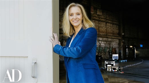 Lisa Kudrow revisits the studio that defined ‘Friends’
