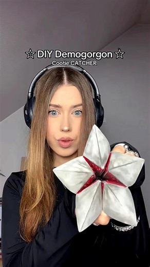 How to make a demogorgon 🤗👹 , DIY cootie catcher , stranger things monster origami #shorts #paper