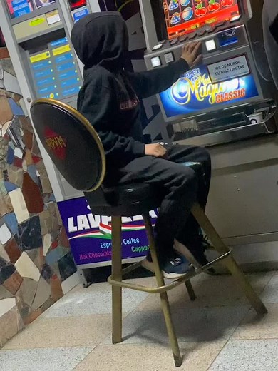 Videoclipuri postate de Adi402 (@adrian.21004) cu Jocuri De Noroc - Cocos de la Calarasi