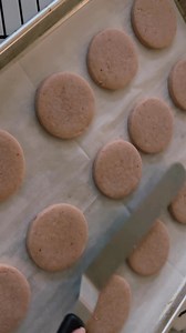 Right after baking, grab that offset spatula! This little move keeps your cookies flat and perfect for decorating. And yes, making sure that your cookies didn’t spread isn’t required but hey… makes me smile every single time! 💗 Here’s how 👇 🕒 Do it right after the cookies come out of the oven, while they’re still soft. 🍪 Gently glide the spatula over the tops to smooth bumps or air pockets. 💨 Let them cool completely before moving to your drying rack. 🎨 Flat tops = smoother icing and more 