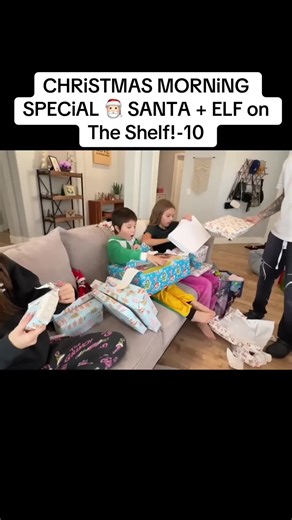 CHRiSTMAS MORNiNG SPECiAL 🎅🏻 SANTA ELF on The Shelf!-10
