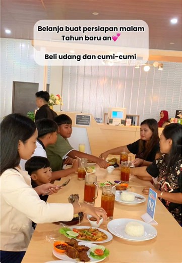 Yang take video suamiku, hasilnya goyang sana sini😭🤣 #malamtahunbaru #bakarbakar #jalanjalan #dailyvlog #fyppppppppppppppppppppppp