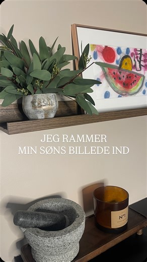 Anne S. Olsen | DIY • Bolig • Blomster on Instagram: "Jeg rammer ikke alt ind. Men nogle billeder gør jeg. For når jeg sætter en ramme om noget, min søn har lavet, sker der flere ting. Det giver ham en bekræftelse af, at det, han laver, betyder noget. At det får lov til at være med. Og det fremmer hans lyst til at skabe mere 🤗 Han er dog ikke den mest kreaglade dreng i verden 😅 Men han hopper ofte med når jeg går i gang også taler vi meget om, at der ikke er regler, når man er kreativ. Man ska