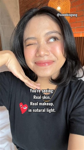 Cewe Bingung 🤔 on Instagram: "Seyuyur-nyaa, mimin 2 tuh dulu suka mikir: “Kok makeup gue selalu kelihatan kureng ya kalau di outdoor? Apalagi siang bolong, jadi kelihatan nge-makeup banget” Tapi setelah sering terpapar kongten @kiarabasa yang sama-sama acne prone skin, Mimin 2 jadi ikut ke-influence juga buat pelan-pelan bisa nyaman sama kulit sendiri, sambil terus trial & error mengatasi masalah kulit iniii🥹 So having an acne-prone skin bukan berarti kita gak bisa cecentilan💅💄 Kalau Cebing