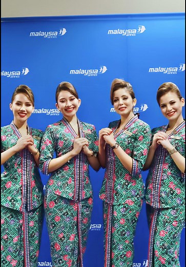 This Chinese New Year, Malaysia Airlines made the journey home even more meaningful with a special send-off ceremony at KLIA Terminal 1. 🏮✨ Passengers on red-eye flights to Tawau and Sandakan were greeted by Minister of Transport Malaysia, YB Tuan Loke Siew Fook, who shared a heartfelt message and distributed festive goodies alongside our leadership team – Datuk Captain Izham Ismail, Captain Nasaruddin A. Bakar, and Dersenish Aresandiran. With 102 additional flights this festive season and fixe
