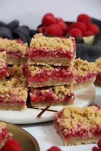 (New!) Raspberry Crumble Bars! 😍 Fruity and delicious raspberry crumble bars with an oaty crumble base, raspberry filling, and even more delicious crumble on top! Say hello to some of the most delicious bits of heaven you will ever eat… these raspberry crumble bars. They are HEAVENLY and just so incredibly moreish and scrumptious. 🤤❤️ ✨Recipe✨ Crumble ▪️175g rolled oats ▪️200g plain flour ▪️150g light brown soft sugar ▪️1/2 tsp baking powder ▪️175g butter Filling ▪️1tbsp cornflour ▪️1tbsp fres