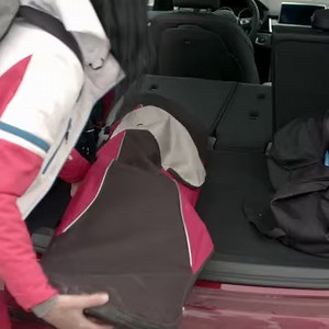 Härtetest für den BMW 225xe Active Tourer. ❄️💪 Alles kein Problem: Claudia und ihr Sohn haben ihren Spaß im Schnee... mit Bob, Snowboard und Auto. 😉 #BMW #THE2 #2er #FreudeAmFahren | BMW Austria