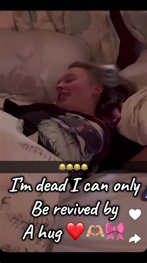 JoJo Siwa's Heartfelt Hugs with Family and Friends