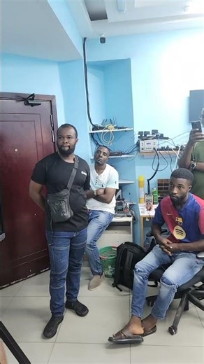 The secret to a smartphone's startup: The crucial role of the PMU and the CPU! 📱💡