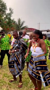 [VIDEO DU JOUR] 🎥😍🤩🇨🇮 Les mariages traditionnels ivoiriens sont le reflet de notre culture et de notre personnalité. Tout se résume au code vestimentaire, la musique, la danse et la joie. C’est l’union de 2 familles, 2 ethnies… 2 cultures. 🎥 Prince Franck Edja I Le dépaysement, c'est ici ! 🤩🇨🇮 #cizo #civdestinationtouristique #vidoftheday #beauty #SublimeCôteDivoire #CIV225 | Côte d'Ivoire Tourisme