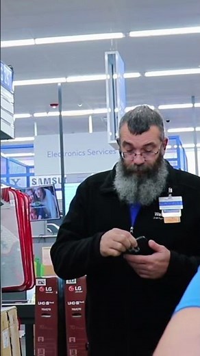 Diaper prank in Walmart!￼