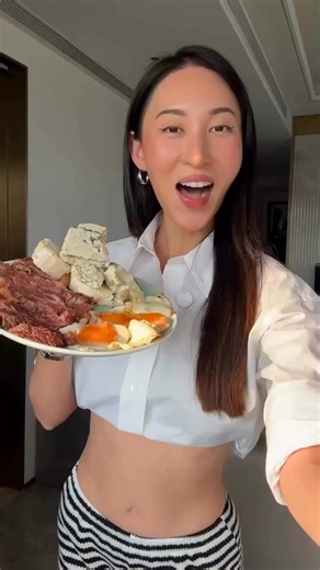 This breakfast is anti-bloat and gives me so much energy while in China 😋🤌 ..and when I say, I never fart while pooping once a week, I mean it. I know how weird and insane it sounds especially being a six year long ex- vegan myself. I absolutely believed that pooping every single day was a sign of optimal health. Yet I was constantly wondering why my belly was always bloated and in pain when I was eating nothing but fiber, fruits, and vegetables.. 🥲 Now, after going high fat carnivore, I can 