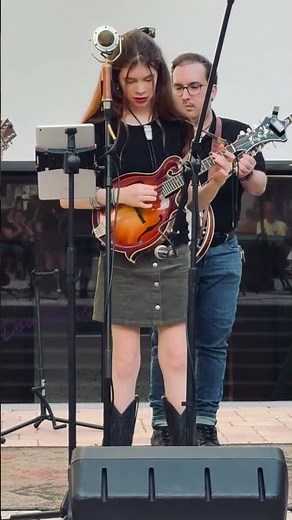 Bluegrass Teen 😍 Plays with Band!