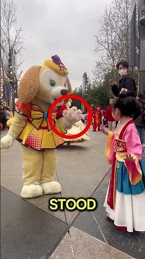 The Most Heartwarming Disney Parade Moment Ever Captured😌