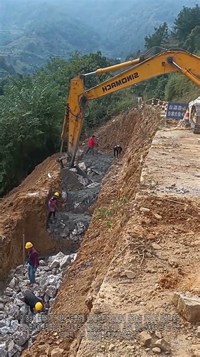 "【최고 효율】굴삭기로 배수로 정리하는 현장! 돌 운반부터 마무리까지 한 번에 해결"