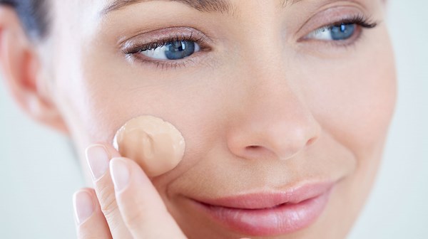 Dank Hyaluron: Diese 2-in-1-Foundation lässt Falten verschwinden