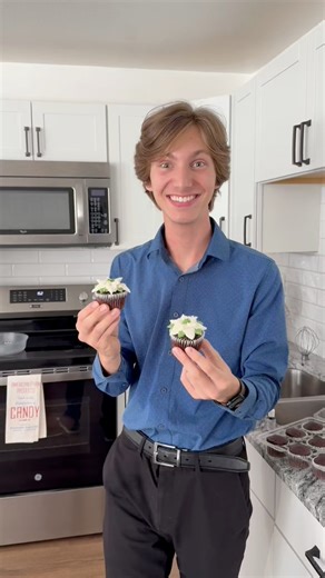 Hey Y'all! - Watch how I decorate my holiday poinsettia cupcakes! I'm so happy with how they turned out! Cupcake decorating is the best! #cupcakes #christmas #cake #cupcakedecorating #fyp #baking #tips #bake #baker #bakedwithlove #bakedgoods #BakingJoy #bakerylife #bakery #cupcakes #cakedecorating #cake #cakedesign | Cakes by Andrae