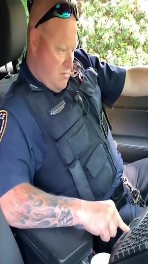 4 COPS RAID MY YARD SALE AND GET DISMISSED - EAST HAMPTON - First Amendment Audit - Amagansett Press #5