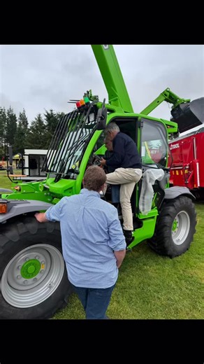 Ken Bill’s hands-on selling style at play with Merlo at the Waimumu Field Days, Gore. 🇳🇿🚜 There’s no better way to understand a Merlo than seeing it up close and in action. 👉 Heading to Southern Field Days? Come and talk to our dealer JJ Limited about all things Merlo — performance, versatility and the right solution for your operation. 📍 Stand 254 #Merlo #MerloNZ #MerloANZ #SouthernFieldDays #WaimumuFieldDays JJLimited FieldDaysNZ Telehandler AgMachinery NZFarming AgLifeNZ BuiltForWork Han