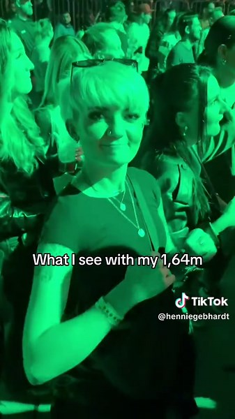 Short girl problems @Holger 😟✨ #seanpaulconcert #shortgirlsproblems