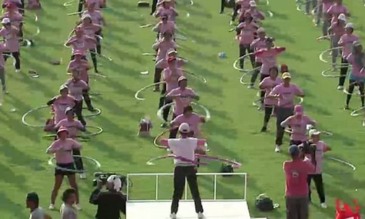 Hula hoop dancers set world record in Thailand - video