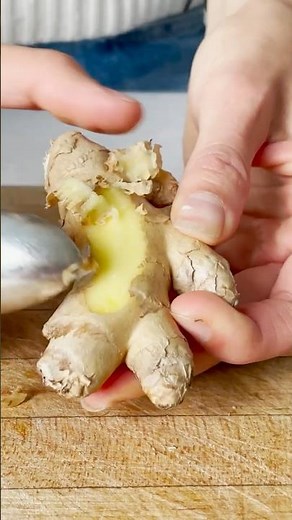 How to peel ginger EASILY 🫚 No knife needed—use a spoon for quick, mess-free peeling! #foodhacks