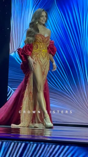 🔥 COLOMBIA JUST SHUT DOWN THE EVENING GOWN SHOW! 🔥 VIRAL CAPTION: COLOMBIAAAA! 🇨🇴✨ Vanessa Pulgarín Monsalve ate the entire Miss Universe stage in that gold-and-red fire gown! She didn’t walk — she ignited. She didn’t turn — she slayed. 👑🔥 What do you think. Is she the next Miss Universe #MissUniverse2025 #MissUniverseColombia #VanessaPulgarín #VanessaPulgarin #Colombia #EveningGown #GoldAndRed #CrownSisters | Crown Sisters