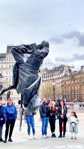 Their faces said it all. #livingstatue #silvermanstatueofficial